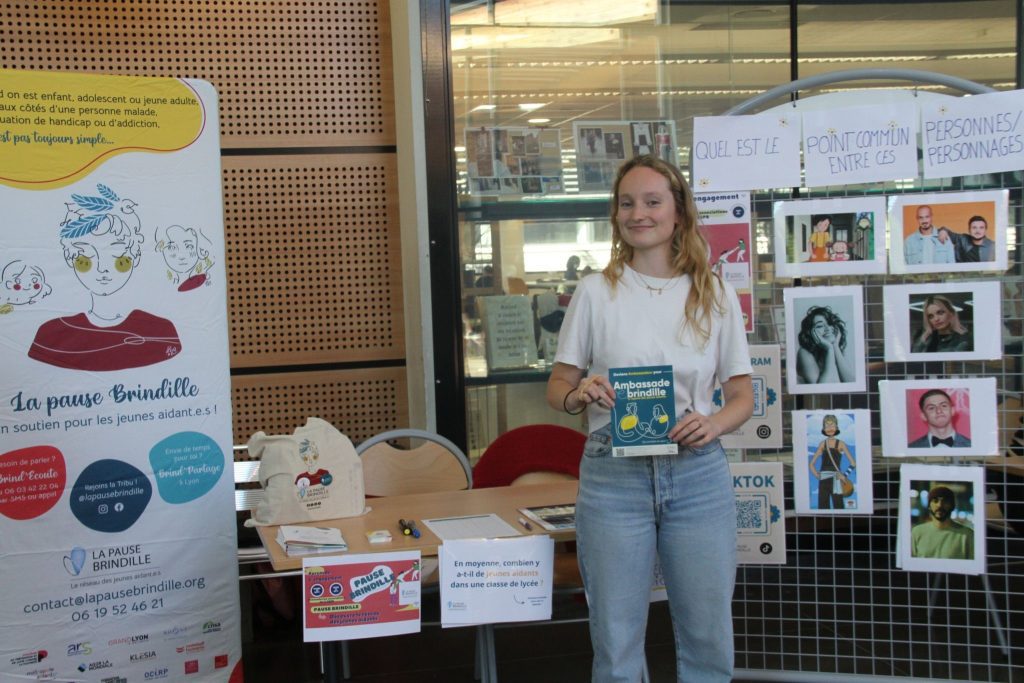 Jeune femme devant un stand de l'association La Pause Brindille