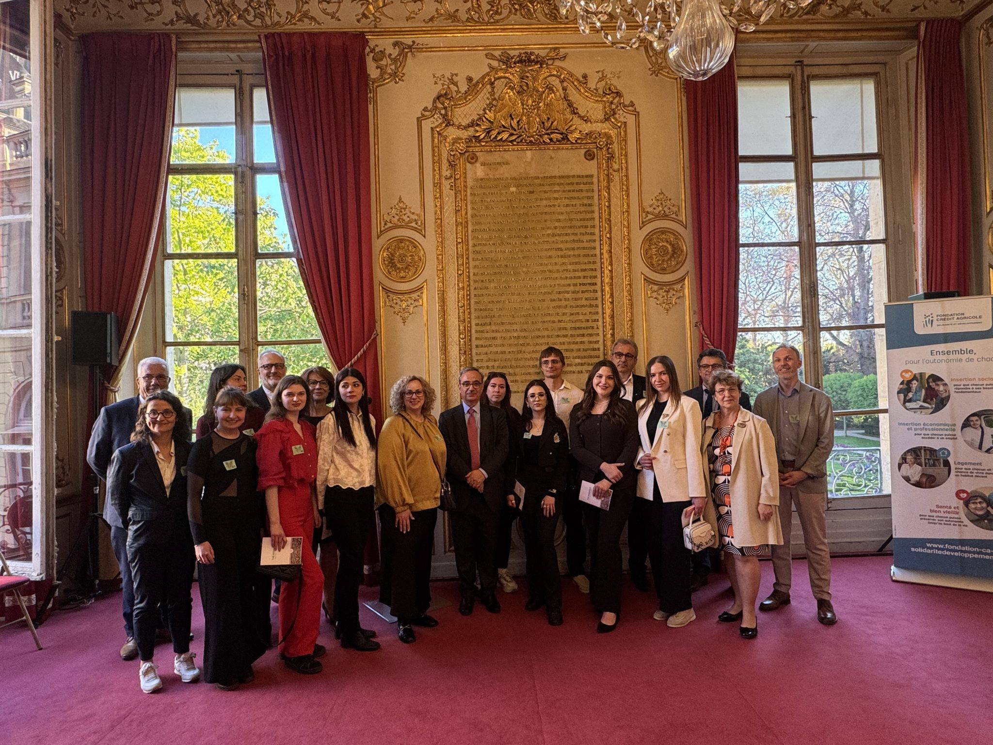 Sont présents Madame la Sénatrice Nadia Sollogoub, Monsieur Eric Vial, Président de la Fédération Nationale du Crédit Agricole et de Crédit Agricole SA, Monsieur Odet Triquet, Président de la Fondation Crédit Agricole Solidarité et Développement, Monsieur Guillaume Penicaut, Délégué général de la Fondation CASD, 7 étudiants ukrainiens, des dirigeants des Caisses Régionales et des représentants du Fonds de solidarité Ukraine, de Crédit Agricole Ukraine et des trois écoles partenaires.